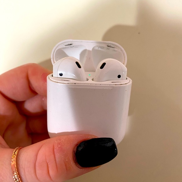 APPLE FIRST GENERATION AIRPODS